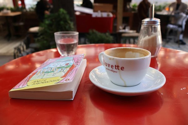 Wie unterscheiden sich lokale und globale Nachrichten in ihrer Berichterstattung?