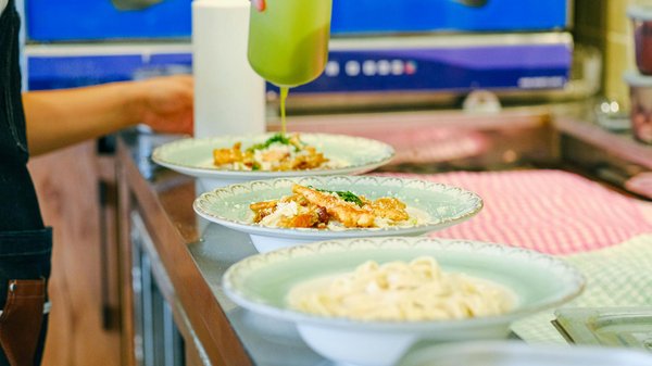 Welche Trends sind in der Abendmode für Frauen angesagt?